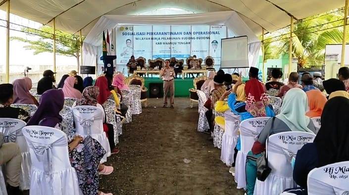MAMUJU TENGAH –  Stasuin Karantina Pertanian Kelas II Mamuju, Sulawesi Barat (Sulbar) melakukan pembinaan kepada pelaku usaha komoditi pertanian maupun peternakan di Kabupaten Mamuju Tengah (Mateng), Jumat (15/3/2023).