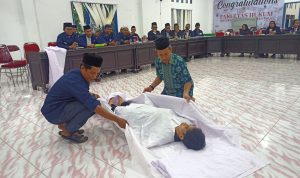 Salah satu materi kegiatan BAM Akhir yakni praktik penyelenggaraan jenazah. (Foto: Fery).