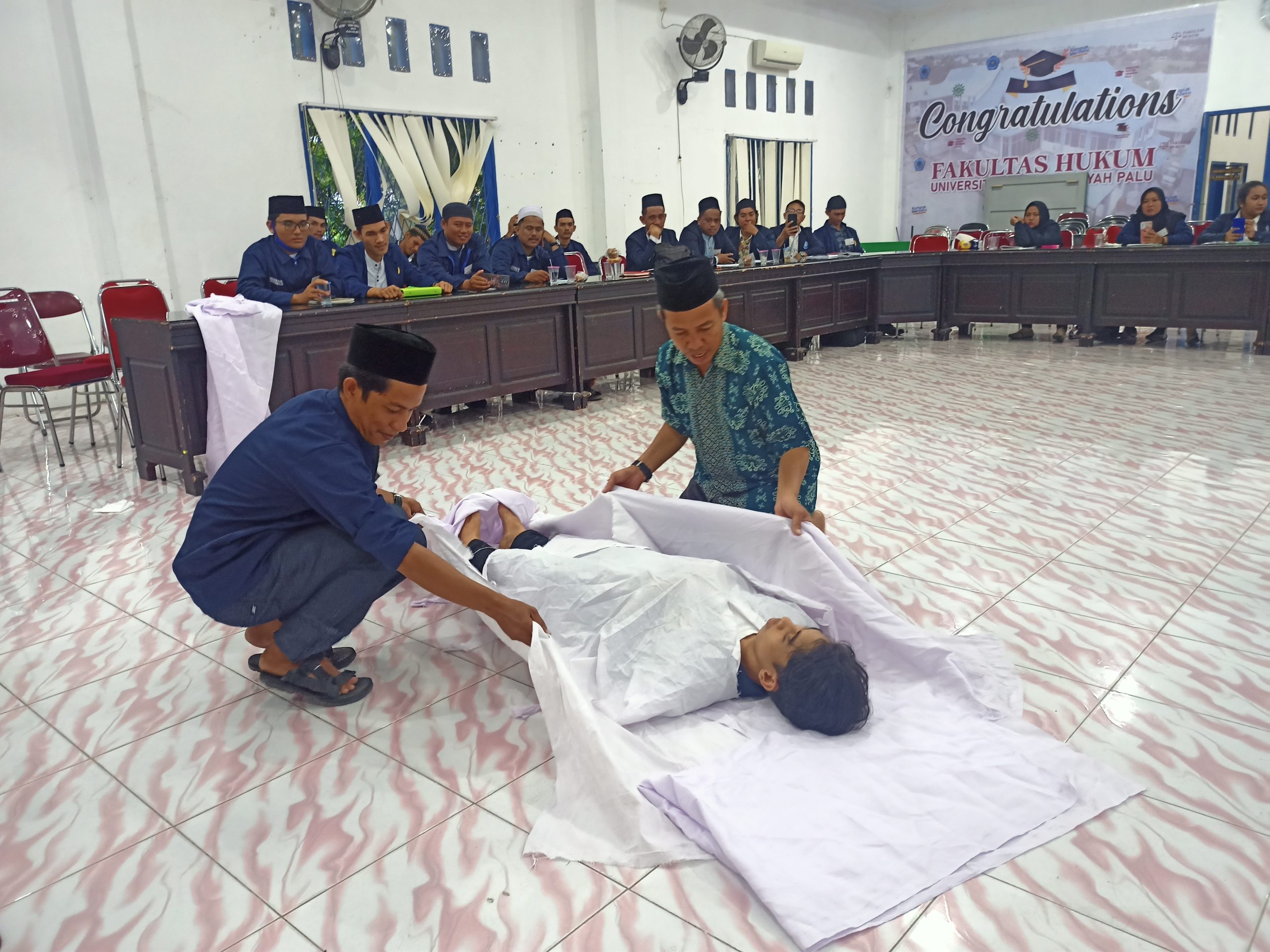 Salah satu materi kegiatan BAM Akhir yakni praktik penyelenggaraan jenazah. (Foto: Fery).